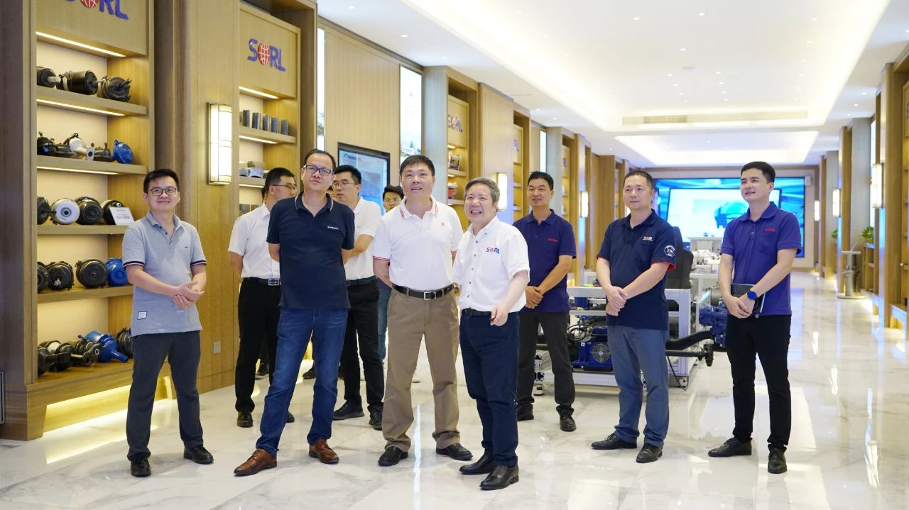 廈門金龍集團(tuán)董事長(zhǎng)助理羅丹峰一行蒞臨瑞立考察交流