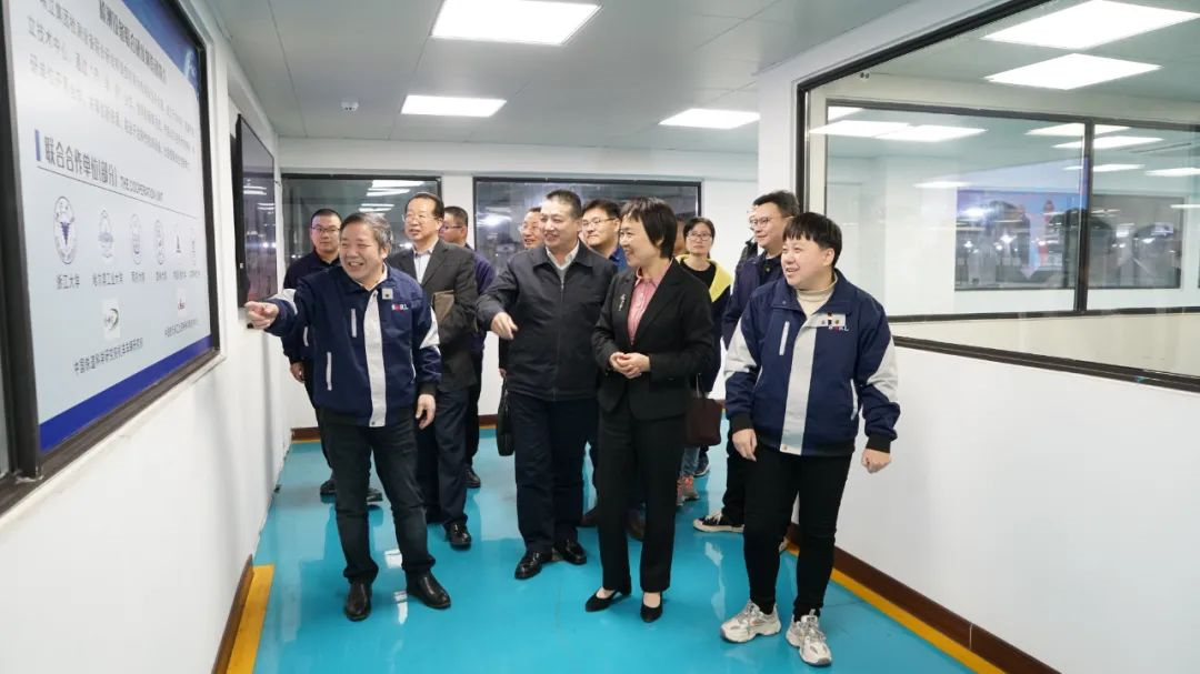 省機(jī)械工業(yè)聯(lián)合會(huì)會(huì)長、省機(jī)電集團(tuán)黨委書記、董事長謝平來訪瑞立