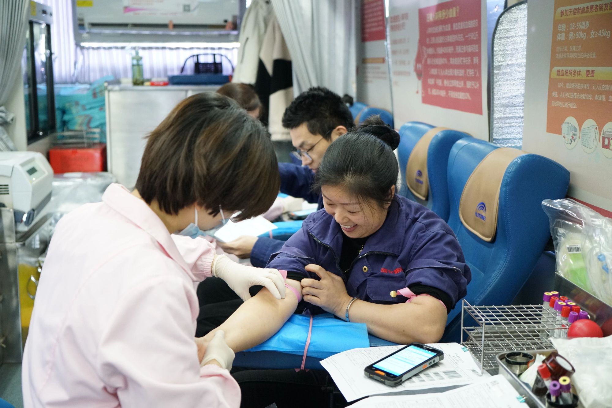 熱血瑞立人！411名員工捐獻(xiàn)12.16萬毫升血液，傳遞生命能量